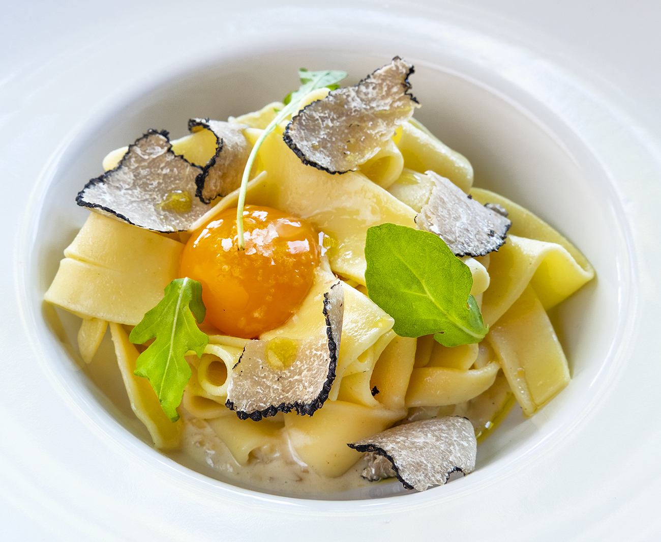 Cintes de pasta fresca amb l'ou i ceba dolça.