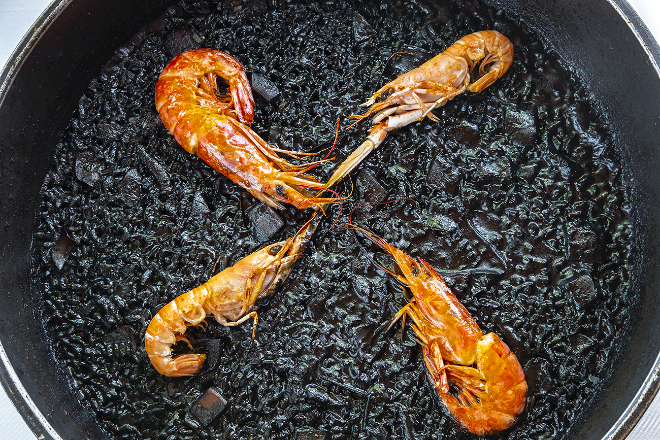 Paella d'arròs negre amb sípia i allioli